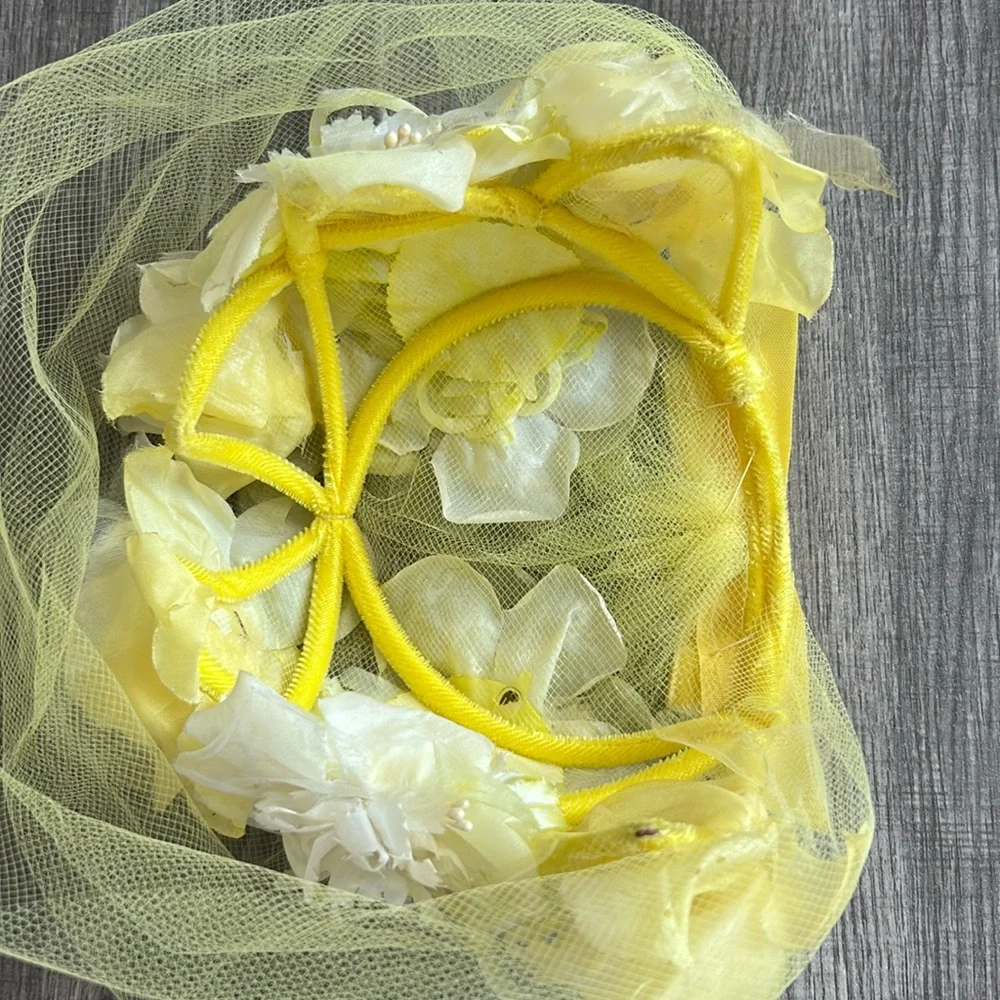 Vintage Couture 1950’s Fascinator Hat Yellow/White‎ Flowers Veiled with/Felt Bow